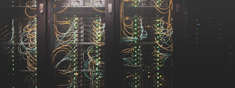 企业云端数据管理最佳实践指南文章配图 - 云端服务器与连接线